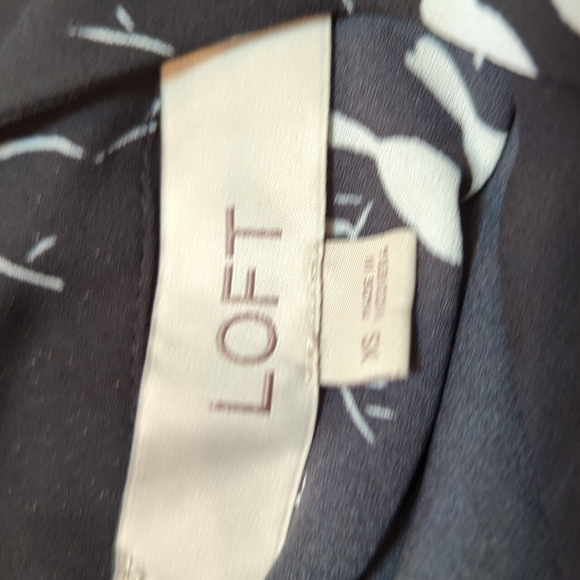 Loft Women's V-Neck Blouse w/Bird Print and Tie Back Size XS - Picture 5 of 7